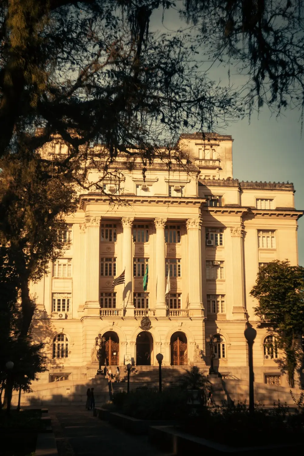 Instituciones y Gobierno — edificio público institucional